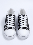 Casual sneakers white hero